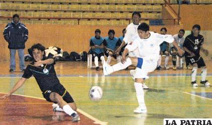 Jesús Saavedra intenta vencer a Henry Siles