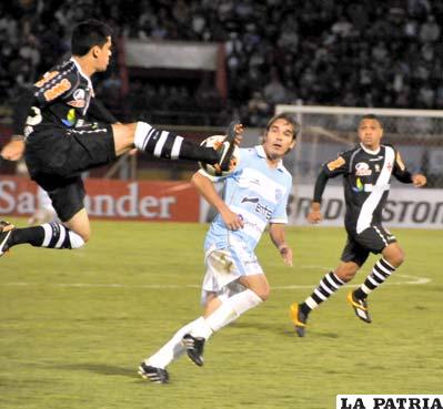 Galindo intenta contener la jugada de la gente de Vasco da Gama