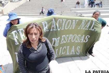 Esposas de policías advierten sobre posible motín