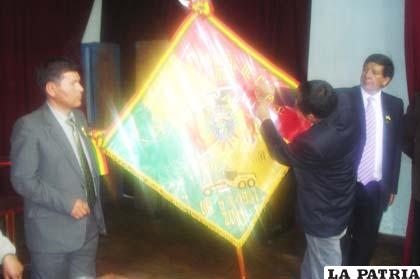 El secretario general de la Gobernación condecora a la institución caminera