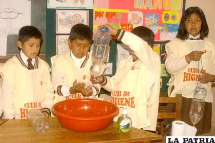 Niños de la Unidad Educativa Hijos del Sol demuestran nuevas técnicas para promover el lavado de manos