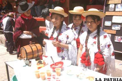 Estudiantes representando a tarijeños y exponiendo detalles de su cultura