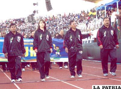 Delegación de Oruro en el desfile inaugural en el estadio Patria