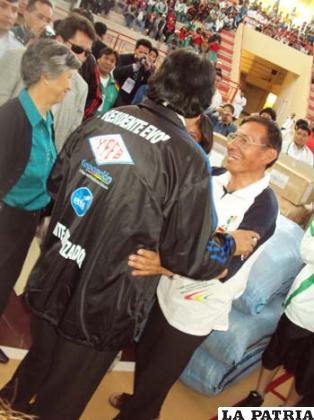Morales entrega el material a Copa