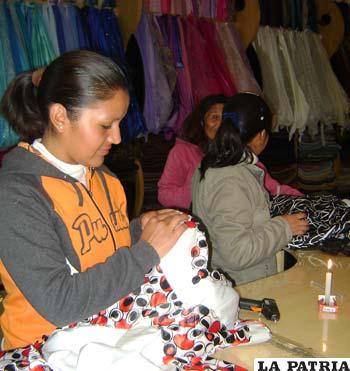 En diseños Mónika preparan prendas para el desfile de moda de esta noche en el Hotel Edén