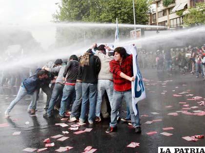 Marcha estudiantil no autorizada derivó en violentos disturbios en el centro de la capital chilena