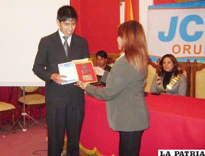 Vicepresidenta de JCI a nivel nacional hace entrega de reconocimiento a Kevin Peña ganador del premio TOYP en la categoría Superación y Logros Personales