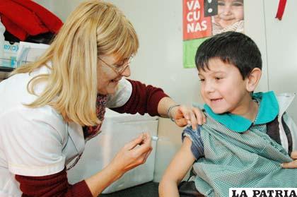 Los niños pequeños están en el mayor riesgo de complicaciones o muerte por sarampión, que es altamente contagioso pero se puede prevenir con vacunas