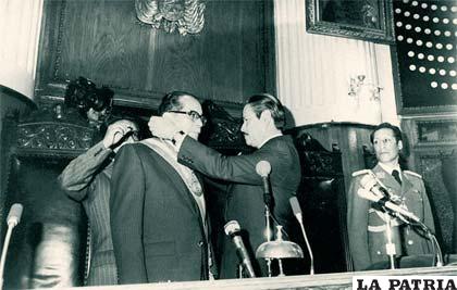 Acto de posesión del presidente Hernán Siles Suazo en 1982