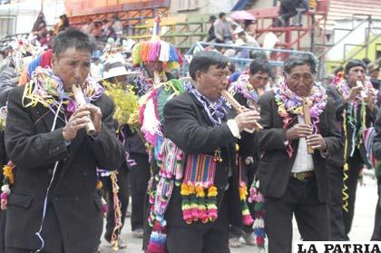 En el mundo andino acompañan  las actividades agrícolas y pecuarias con música y danza