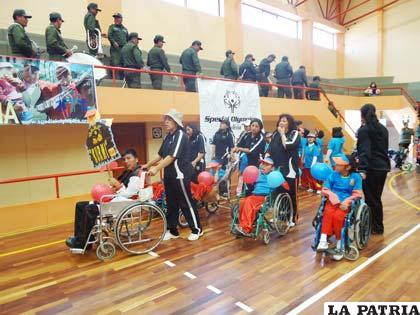 Durante el desfile inaugural de los participantes
