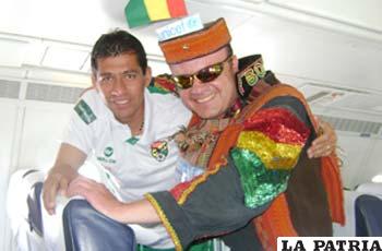 Lorgio Alvarez junto al Chasqui durante el viaje a Uruguay