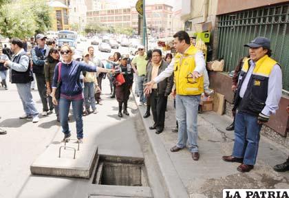 El alcalde de La Paz Luis Revilla realizó la entrega simbólica de sumideros de alta capacidad en la calle Landaeta cerca de la plaza del Estudiante