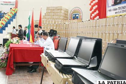 El presidente Evo Morales inició la entrega de computadoras personales a maestros del área rural y urbana en Tarija