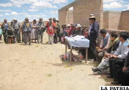 Comunarios de Ocotavi reunidos con dirigentes de la Fsutco y representantes nacionales