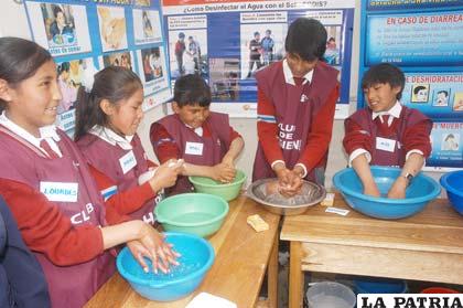 Niños asimilan la importancia que tiene el lavado de manos para evitar contraer enfermedades