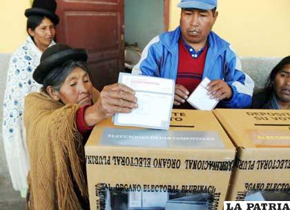Una señora sufraga en el proceso electoral anterior (foto archivo)