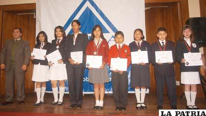 Premiados con medallas de plata en competencia estudiantil