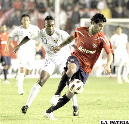 Una escena del partido entre Independiente y Liga de Quito