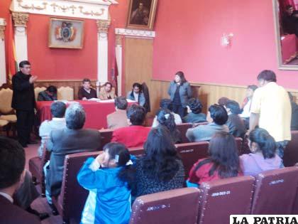 La reunión donde participaron padres de familia de la U.E. María Quiroz y funcionarios municipales
