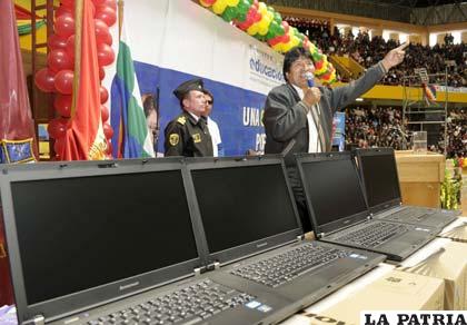 Evo Morales, entregó computadoras a maestros de Oruro