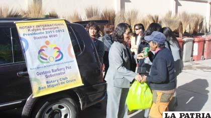 Obreras de EMAO reciben víveres de parte del Rotary Club San Miguel por su esfuerzo