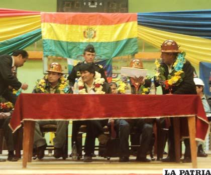 La demanda fue entregada al presidente Morales por mineros de Huanuni