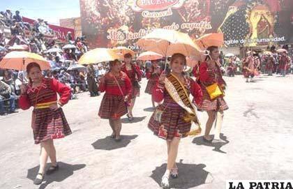Grupo de señoritas que son parte del conjunto “Kallawayas” participando en el Carnaval de Oruro