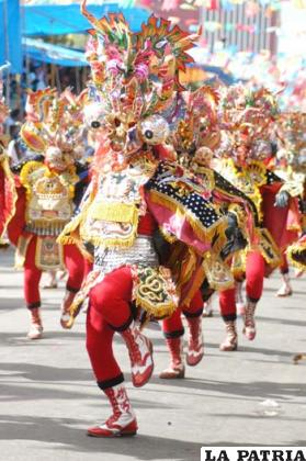 Diablada Ferroviaria, 55 años de engrandecer el Carnaval de Oruro. La foto corresponde a su presentación en China