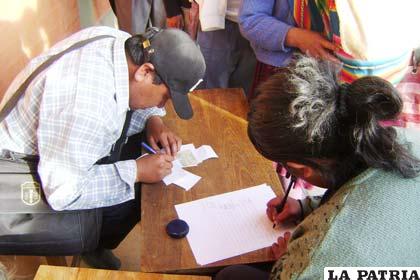 Notarios obligados a firmar una certificación de asistencia a sufragio por cerrar recinto electoral en la zona donde viven los del Movimiento Sin Techo