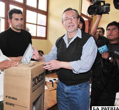 Líder del Movimiento Sin Miedo, Juan del Granado, acudió a las urnas a emitir su voto