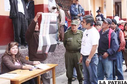 El ministro de Gobierno Wilfredo Chávez fue rechiflado en su recinto electoral