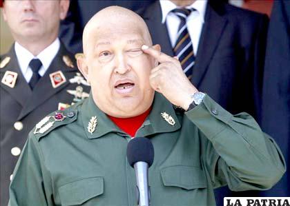 El presidente venezolano, Hugo Chávez, tiene un “tumor de la pelvis” y la expectativa de vida puede ser de hasta dos años
