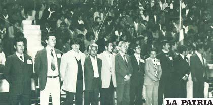 Durante la inauguración del torneo nacional de futsal en 1991, Claure el tercero de la derecha