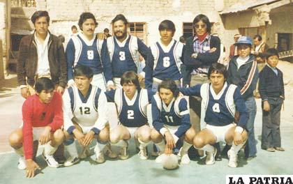 En su época de jugador de Tráfico FC, en 1980 (el segundo de los sentados)