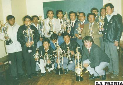 Durante la entrega de premios del torneo de 1990