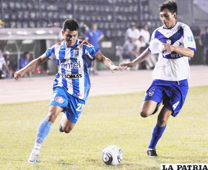 Sebastián Molina de Blooming domina el esférico ante la mirada de Franklin Herrera