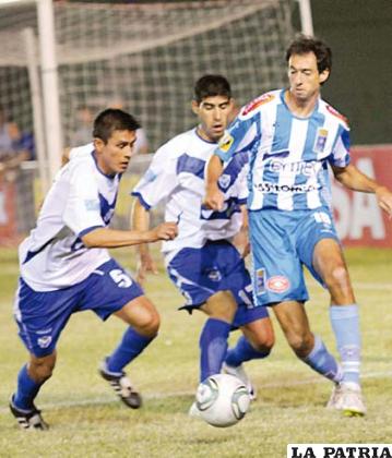 Herman Boyero de Blooming domina el balón ante la mirada de Rolando Ribera y Tobías Albarracín de San José
