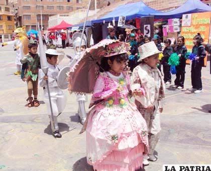 Niños de diferentes unidades educativas participaron del concurso de trajes de material reciclado