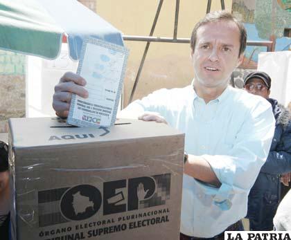 Ex presidente de la República, Jorge (Tuto) Quiroga en el momento de votar (Foto archivo)