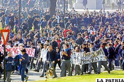Miles de estudiantes chilenos vuelven a las calles en demanda de una educación pública, gratuita y de calidad (Foto archivo)