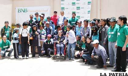 Personal del Banco Nacional de Bolivia y los participantes después de la premiación