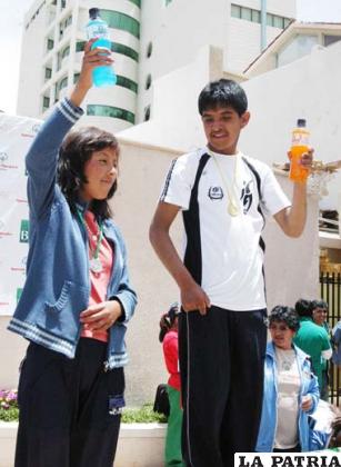 Los deportistas Álvaro Vega y María Vargas cumplieron destacada actuación en la prueba 100 metros planos