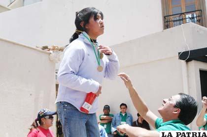 En el podio la ganadora de la categoría 50 metros planos