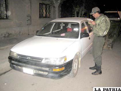 El investigador Aquino junto al motorizado abandonado