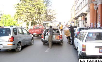 El conductor se estacionó en doble fila