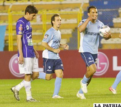 Ferreira, de tiro penal, anotó el gol del empate para Bolívar