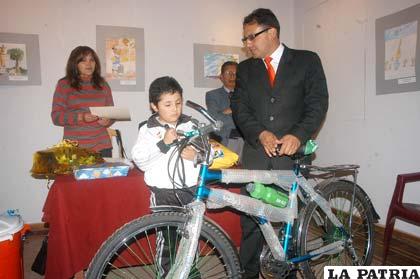 Entrega de la bicicleta concedida por Toyosa a Santiago Suaznabar Roca que obtuvo el primer premio en el concurso “cerco cultural”