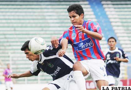 Juan Aguilar (Real Potosí) y Miguel Ayala (La Paz FC) disputan el balón