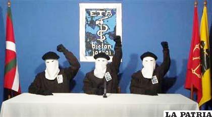 En la imagen, una escena de una declaración en vídeo de tres miembros de ETA, difundido el 20 de octubre de 2011, ayer